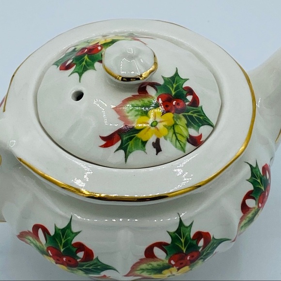 Windsor || "Mini" Teapot with Holiday Holly - Picture 6 of 10